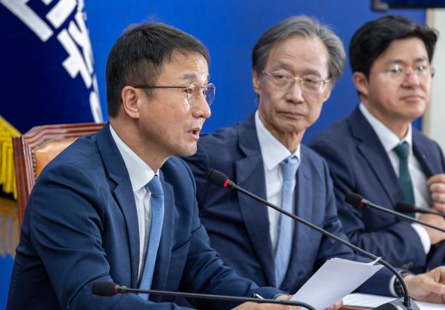 더불어민주당 한병도 원내대표가 14일 국회에서 열린 정책조정회의에서 발언하고 있다사진연합뉴스