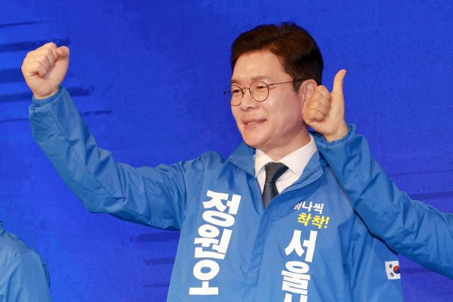 정원오 더불어민주당 서울시장 후보가 11일 서울 영등포구 여의도 중소기업중앙회 KBIZ홀에서 열린 서울 공천자대회에 참석해 기념 촬영하고 있다 사진연합뉴스
