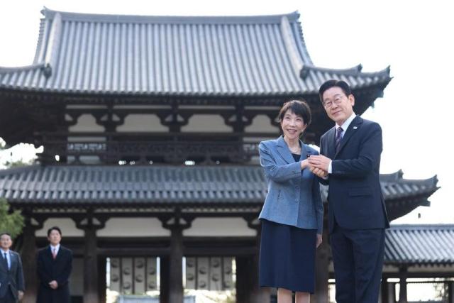 이재명 대통령과 다카이치 사나에 일본 총리가 1월 14일 일본 나라시 대표 문화유적지인 호류지법륭사에서 기념촬영을 하고 있다 사진연합뉴스
