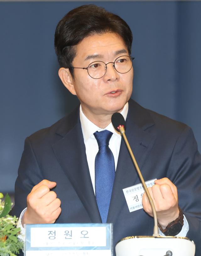 더불어민주당 정원오 서울시장 후보가 14일 서울 중구 대한상공회의소 국제회의장에서 열린 한국신문방송편집인협회 포럼에서 패널 질의에 답변하고 있다 사진연합뉴스