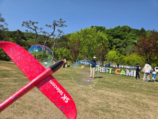 5월 10일 경기도 용인시 소재 포레스트 캠프에서 진행된 T 장기고객 숲캉스 데이 현장에서 글라이더가 비누방울을 지나치며 날고 있다 사진김성현 기자