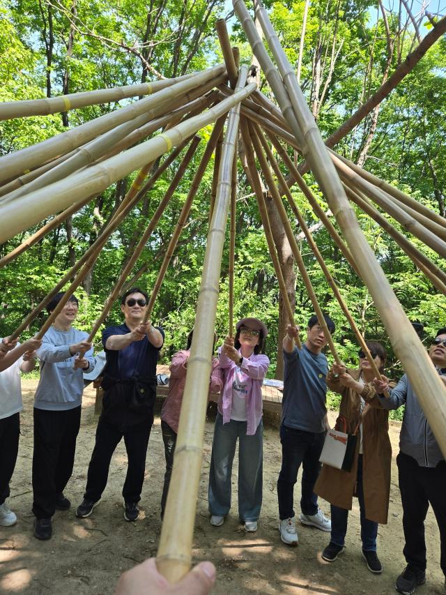 5월 10일 경기도 용인시 소재 포레스트 캠프에서 진행된 'T 장기고객 숲캉스 데이' 현장에서 진행된 숲캉스 산책 중, 대나무 체조를 종료하고 고객들이 기념촬영을 하고 있다. [사진=김성현 기자]