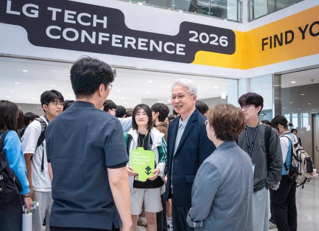 権奉錫（クォン・ボンソク）LG副会長が14日、LGテクノロジーカンファレンス2026を訪れ、才能ある科学高校の学生たちと会い、激励している。写真=LG
