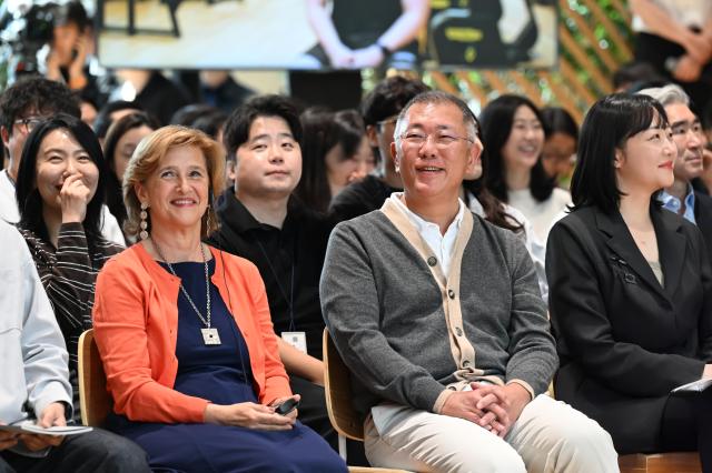 현대차그룹 양재사옥에서 열린 로비 스토리 타운홀에 참석한 정의선 회장오른쪽과 알렉산드라 빌레가스 산느 디자인 디렉터왼쪽 