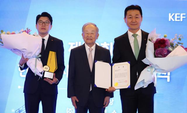 좌측부터 LX판토스 박차준 근로자대표 경총 손경식 회장 LX판토스 이용호 대표 사진LX판토스
