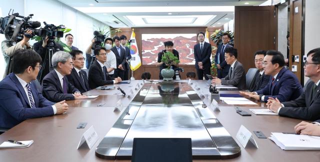 Minister of Planning and Budget Park Hong-geun meets with Bank of Korea Governor Shin Hyun-song at the Bank of Korea in Jung-gu Seoul on May 14 2024 May 14 2026 Joint Press Corps