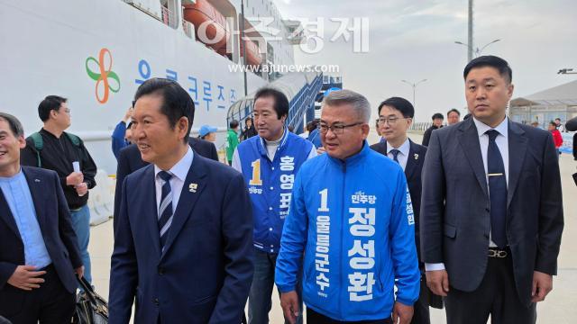 정청래 더불어민주당 대표가 14일 울릉도에 도착해 주민들과 인사를 나누고 있다사진안경호 기자