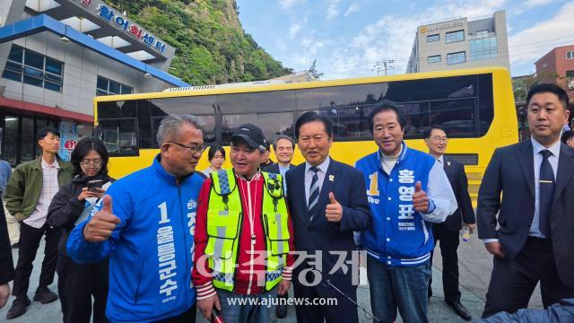 정청래 더불어민주당 대표가 울릉군 도동항에서 정성환 울릉군수 후보 홍영표 울릉군의원 후보 주민과 함께 기념 촬영을 하고 있다사진안경호 기자
