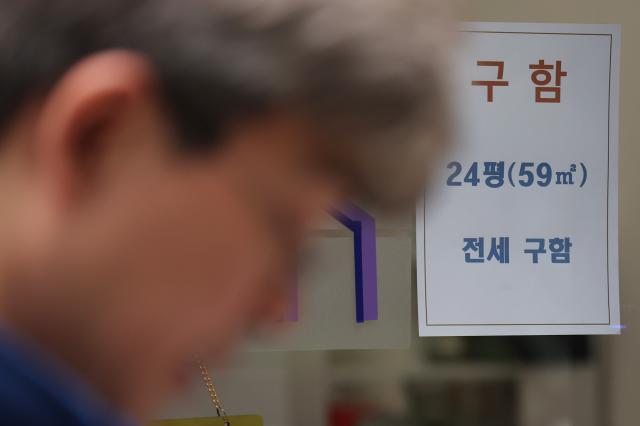 아파트 전세 물량 부족으로 전국 아파트 전세가격 상승률이 매매가격을 눈에 띄게 웃돌고 있다 한국부동산원에 따르면 올해 전국 아파트 전세가격 누적 상승률은 5월 첫째 주 기준 156로 매매 상승률098을 058포인트 상회했다 사진은 11일 서울의 한 부동산중개업소 앞에 전세 매물 관련 안내문 2026511