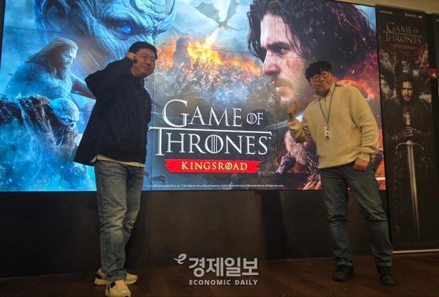 지난 3월 20일 서울 구로구 넷마블 사옥에서 열린 왕좌의 게임 킹스로드 사전 체험회에서 문준기 넷마블 사업본부장왼쪽과 장현일 왕좌의 게임 킹스로드 총괄 PD오른쪽이 기념 사진을 찍고 있다 사진류청빛 기자