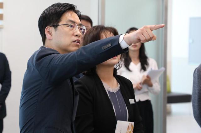 김민재 행정안전부 차관이 14일 오후 공주시 옥룡동 행정복지센터를 방문해 고유가 피해지원금 2차 오프라인 지급수단 물량 점검 전담 접수창구 및 신청자 대기실 확인 등 시설 점검을 하고있다 사진행안부