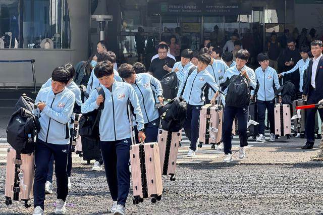 북한 내고향여자축구단이 지난 12일 경유 훈련지인 중국 베이징 서우두 공항에 도착하고 있다 사진연합뉴스
   
