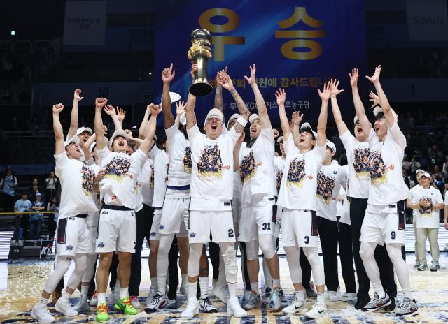 13일 고양소노아레나에서 열린 20252026 KBL 플레이오프 챔피언 결정전 고양 소노 스카이거너스 대 부산 KCC 이지스 5차전 경기 챔피언 자리에 오른 부산 KCC 선수들이 트로피를 들고 기뻐하고 있다 사진연합뉴스