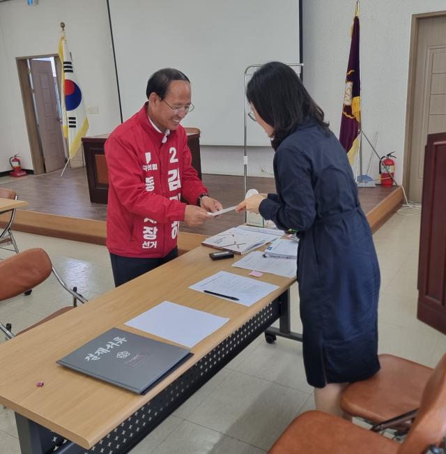 국민의힘 김기하 동해시장 후보가 14일 동해시선거관리위원회에 후보 등록을 마치고 있다 사진이동원 기자