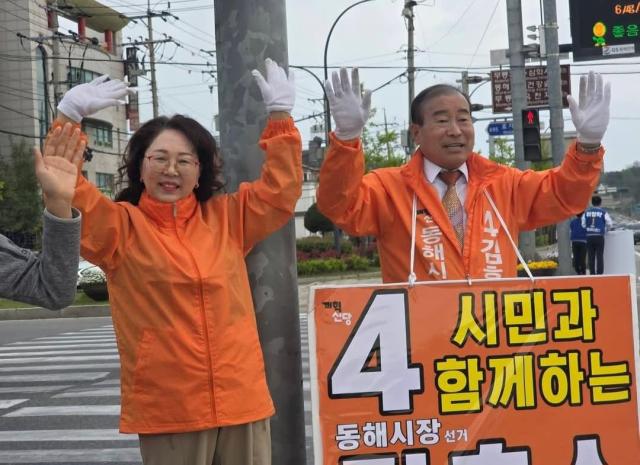 개혁신당 김홍수 동해시장 후보가 거리 인사를 하고 있다 사진이동원 기자