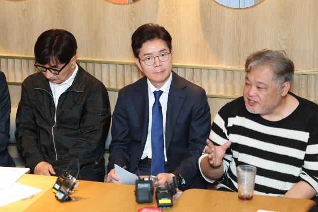 정원오 더불어민주당 서울시장 후보가운데가 14일 서울 중구 투썸플레이스 정동길점에서 열린 소상공인들과의 간담회에서 소상공인의 발언을 듣고 있다 사진연합뉴스