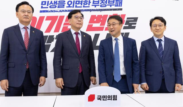 22대 국회 3기 더불어민주당 원내대표에 당선된 한병도 원내대표가 14일 국회에서 국민의힘 송언석 원내대표를 취임 인사차 방문해 인사말을 하고 있다사진연합뉴스