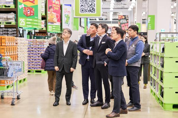 Shinsegae Group Chairman Jeong Yong-jin listens to a store and product briefing at the Traders Gukje store in Incheon in February.