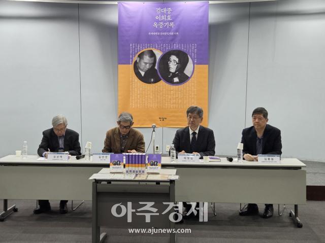 김성재 김대중평화센터 이사장왼쪽부터 김언호 한길사 대표 박명림 연세대학교 김대중도서관장 김홍걸 전 의원이 14일 서울 마포구 연세대학교 김대중도서관에서 신간 김대중·이희호 옥중기록을 소개하고 있다 사진장문기 기자