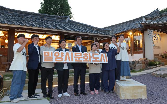 최휘영 문화체육관광부 장관이 14일 경남 밀양을 방문해 지역 문화거점인 ‘볕뉘’에서 ‘문화도시’ 사업으로 지역에 정착한 청년 사업가를 만나 간담회를 갖고 기념촬영을 하고 있다 사진문체부