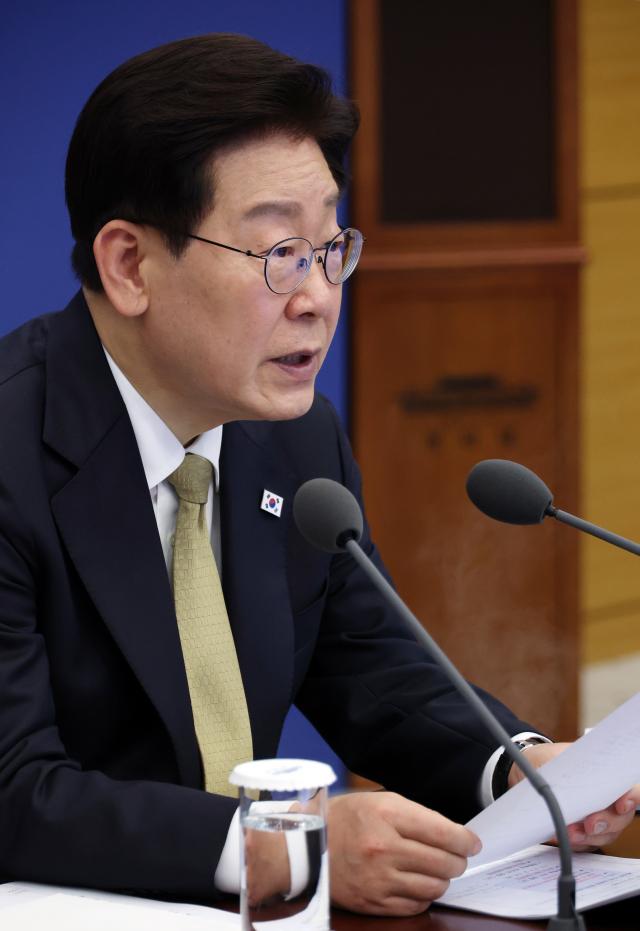 이재명 대통령이 14일 청와대에서 열린 수석보좌관회의에서 발언을 하고 있다 사진연합뉴스