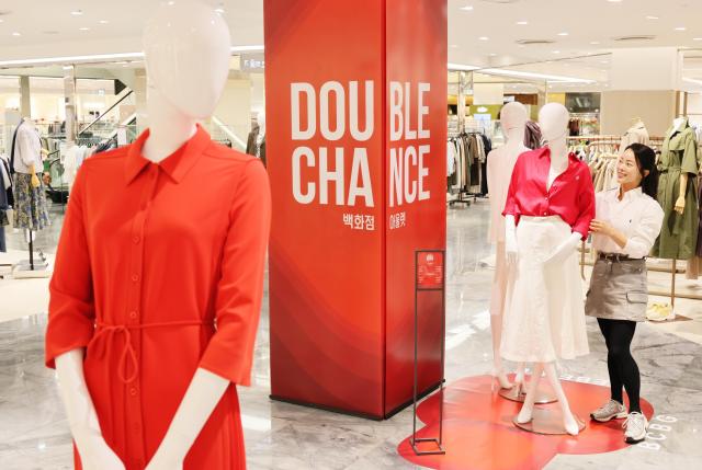 롯데백화점 대구점 직원이 ‘더블 찬스 위크’ 연합 행사를 앞두고 매장 내 사전 광고 및 상품 진열을 하며 고객 맞이 준비를 하고 있는 모습 사진롯데백화점