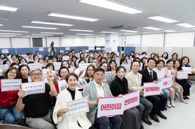6·3 서울시장 선거를 앞둔 14일 서울 종로구 오세훈 서울시장 후보 캠프에서 열린 보육교사 간담회에서 오세훈 후보가 어린이집·유치원 교사들과 함께 교사 대 아동비율 개선 확대를 약속하며 기념촬영을 하고 있다 오 후보는 이날 아이 키우는 일은 우리 사회의 미래를 키우는 일이라며 재정이 허락하는 한 모든 지원을 아끼지 않겠다고 약속했다 사진오세훈 캠프