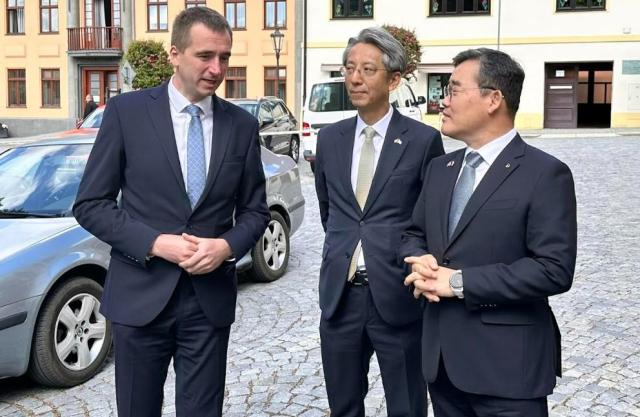 Daewoo Engineering CEO Kim Bohyun (right), Ambassador Hong Young-ki (center), and Czech MP Lukáš Vlček discuss community cooperation before the donation ceremony. Photo: Daewoo Engineering