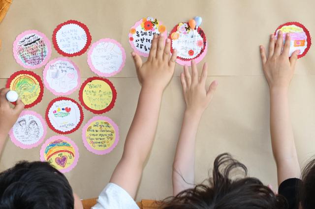 "아아 고마워라 스승의 사랑"… 노래도, 케이크 한 조각도 사라진 교실