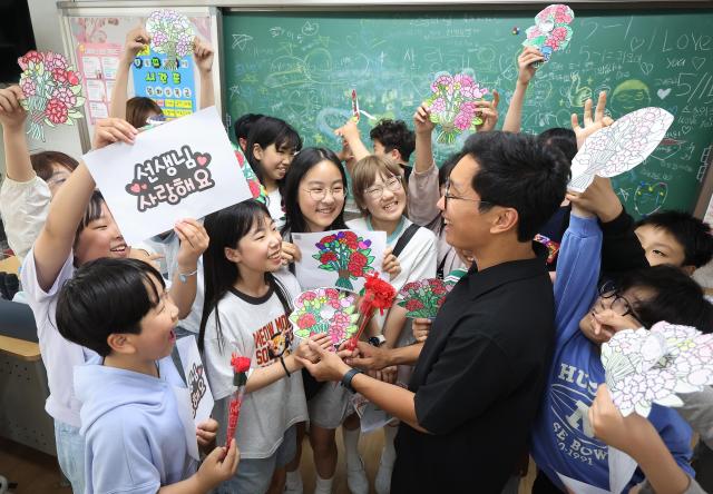 Students express their gratitude to teachers ahead of Teachers’ Day at Hyodong Elementary School in Suwon Gyeonggi Province May 14 2026 Yonhap