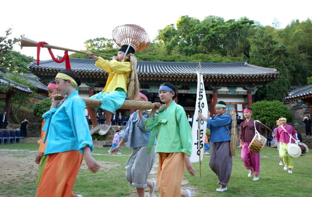 14일 경남 밀양향교에서 밀양아리랑예술단이 공연을 하고 있다 사진문화체육관광부