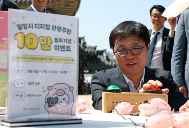 최휘영 문화체육관광부 장관이 15일 경남 밀양을 방문해 반값여행 인증여행지인 영남루를 방문해 디지털 관광주민 이벤트에 참여하고 있다 사진문체부
