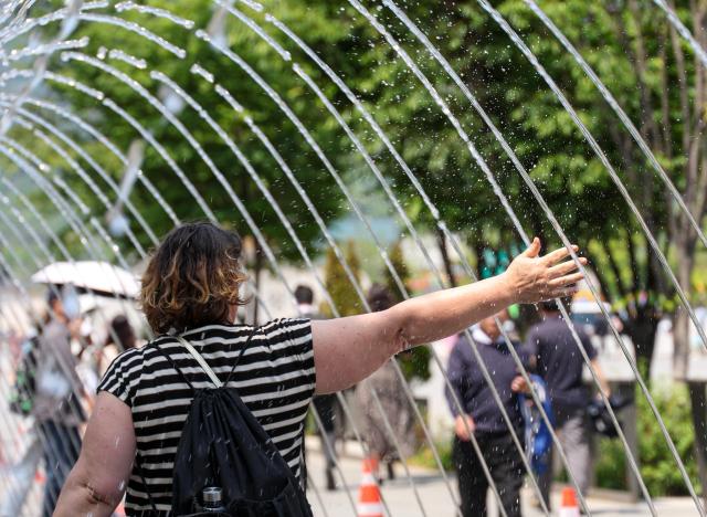 Seoul sizzles as early summer heat pushes temperatures above 30C
