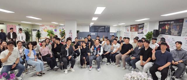 이현재 하남시장 후보가 청년과의 간담회 이후 기념 사진을 촬영하고 있다 사진이현재 후보