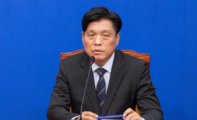 더불어민주당 중앙당 총괄선대본부장인 조승래 사무총장이 15일 국회에서 열린 기자간담회에서 선거 관련 발언을 하고 있다 사진연합뉴스