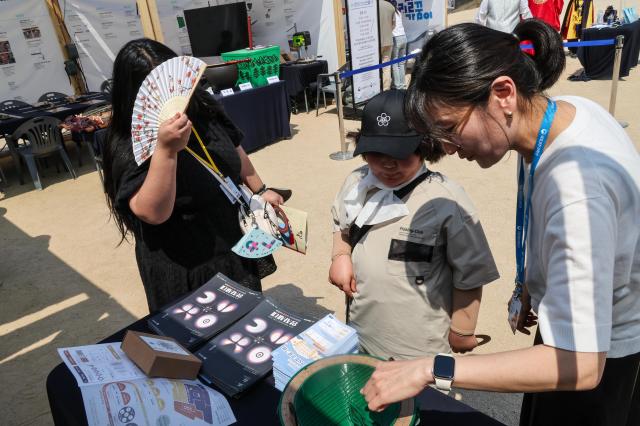 Visitors take part in cultural programs including a Hunminjeongeum ink-rubbing experience and a traditional Korean sundial “Angbuilgu” making workshop ahead of the 629th anniversary celebration of King Sejong’s birth at Gyeongbokgung Palace in Seoul on May 15 2026 AJP Yoo Na-hyun