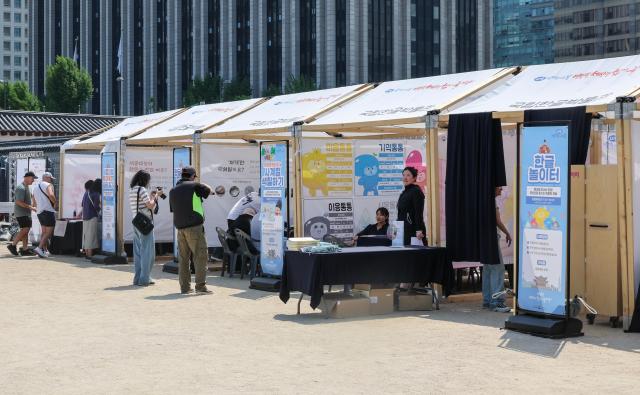 Visitors take part in cultural programs including a Hunminjeongeum ink-rubbing experience and a traditional Korean sundial “Angbuilgu” making workshop ahead of the 629th anniversary celebration of King Sejong’s birth at Gyeongbokgung Palace in Seoul on May 15 2026 AJP Yoo Na-hyun