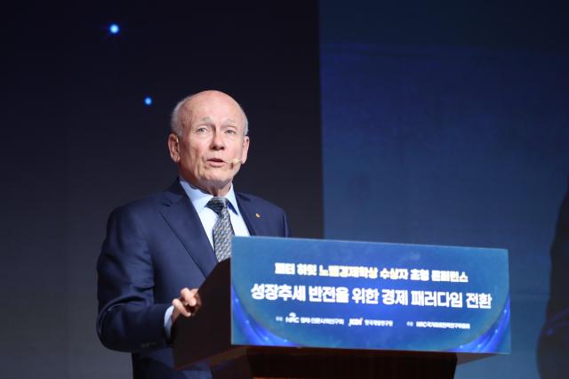 피터 하윗Peter Howitt 미국 브라운대 교수가 15일 한국개발연구원KDI과 경제·인문사회연구회 주최로 서울 웨스틴조선호텔에서 열린 ‘성장추세 반전을 위한 경제 패러다임 전환’ 콘퍼런스에서 기조 연설을 하고 있다사진KDI