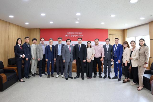 경남정보대 주원식 부총장과 몽골 볼강도 폴리텍대학교 및 몽골청년연맹 관계자들이 교육 협력 방안을 논의한 후 기념 촬영을 하고 있다 사진경남정보대