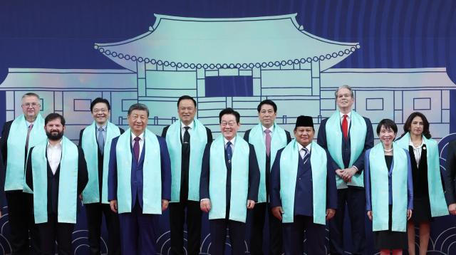 President Lee Jae Myung poses for a photo with leaders attending the 2025 Asia-Pacific Economic Cooperation APEC summit at the Gyeongju Hwabaek International Convention Center HICO in Gyeongju on Nov 1 2025 Yonhap

