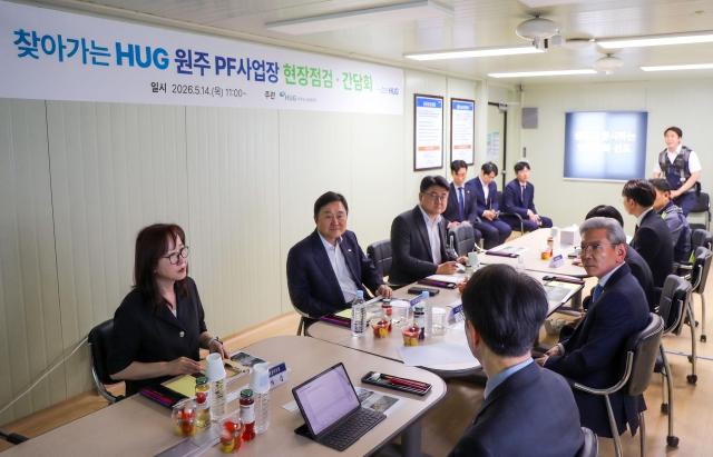 주택도시보증공사 최인호 사장정면 왼쪽 두 번째과 우미건설 김영길 사장후면 왼쪽 두 번째이 강원도 원주시 ‘원주역 우미린 더스카이’ 사업장에서 현장 간담회를 개최했다 사진우미건설