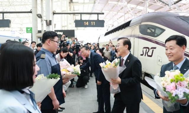 김윤덕 국토교통부 장관이 15일 오후 서울역에서 열린 KTX·SRT 중련 열차 시범 운행 기념행사에 참석한 모습 사진국토교통부