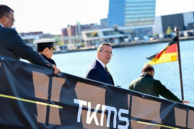 Germanys Defence Minister Boris Pistorius second from right visits the shipyard of naval shipbuilder TKMS in Kiel Germany April 22 2026 Reuters-Yonhap