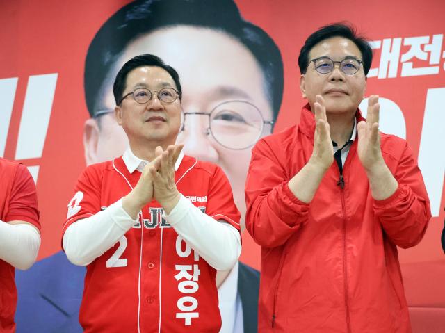 송언석 국민의힘 원내대표가 15일 대전시 서구 이장우 대전시장 후보 사무실에서 이 후보를 만나 공동 기자회견을 가진 뒤 손뼉을 치고 있다 사진연합뉴스