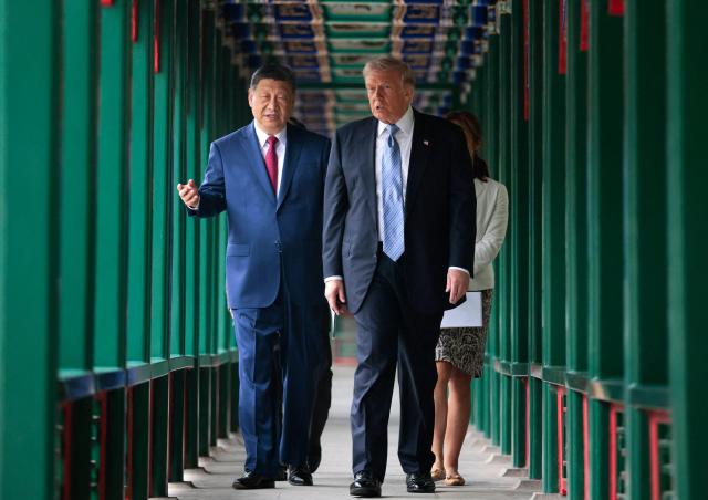 特朗普与习近平在中南海举行茶叙 为访华行程画上句号