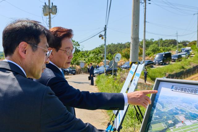 이재명 대통령이 15일 경북 의성군 대구경북통합신공항 건설 예정부지를 방문해 관계자의 설명을 듣고 있다 사진연합뉴스
