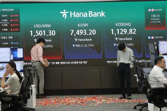 코스피가 장 초반 사상 처음 8000선을 돌파한 뒤 급락 전환해 7500선을 내준 15일 서울 중구 하나은행 딜링룸에서 직원이 8000선 돌파기념 세리머니 흔적을 바라보고 있다 사진연합뉴스