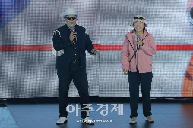 [포토] ​​​​​​​유튜브 팬페스트 코리아 2026 무대 오른 낭만부부