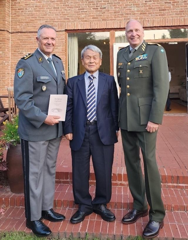 Choe presents his book to Major General Fredrik N A Stålberg right Head of the Swedish Delegation and Major General Ivo Burgener left Head of the Swiss Delegation of the Neutral Nations Supervisory Commission NNSC under the United Nations Command The presentation took place during an NNSC event held at the Swedish Ambassador’s residence in Seoul on May 12 Courtesy of 