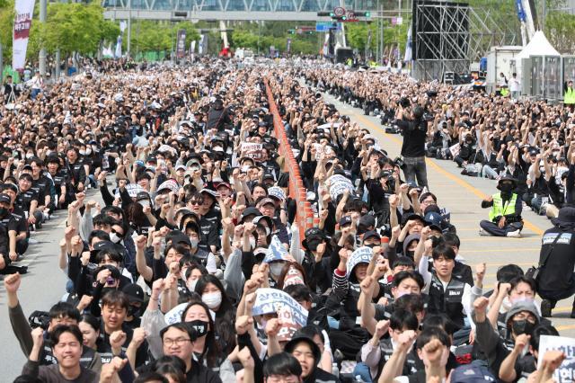South Koreas labor minister to meet Samsung management to avert strike